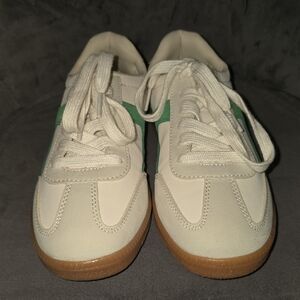 No Boundaries Kids Sneakers in Cream and Green Size 7 Big Kid